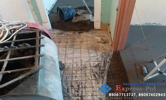 Полусухая стяжка пола в Хрущевке, старом здании, полумеханизированным способом. | Полы за День
