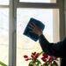 Как правильно мыть окна зимой чтобы не замерзали и не разводило солью